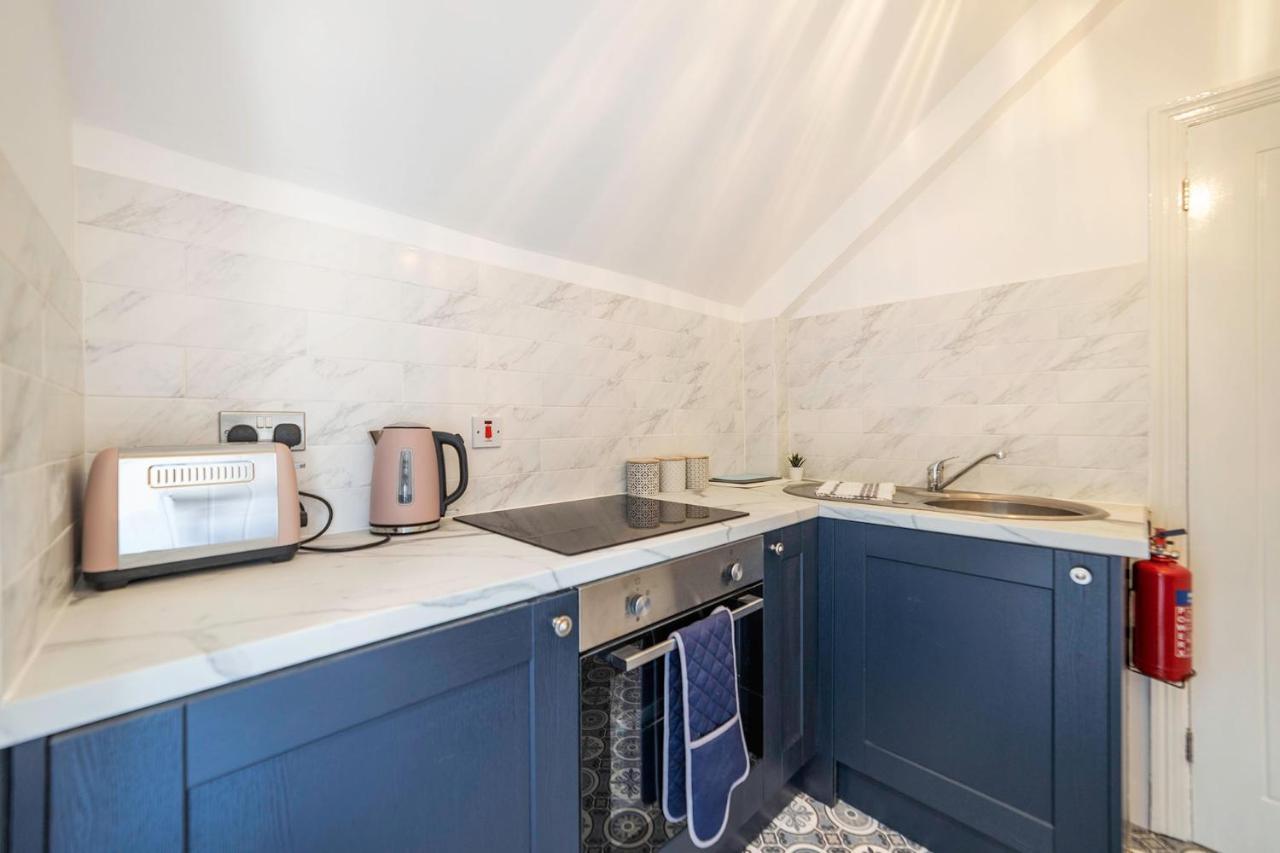 Charles Alexander Short Stay - Highcliffe Apartments คลีฟลีส์ ภายนอก รูปภาพ