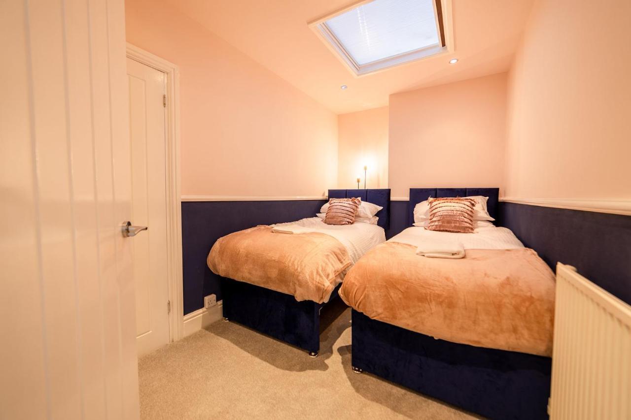 Charles Alexander Short Stay - Highcliffe Apartments คลีฟลีส์ ภายนอก รูปภาพ
