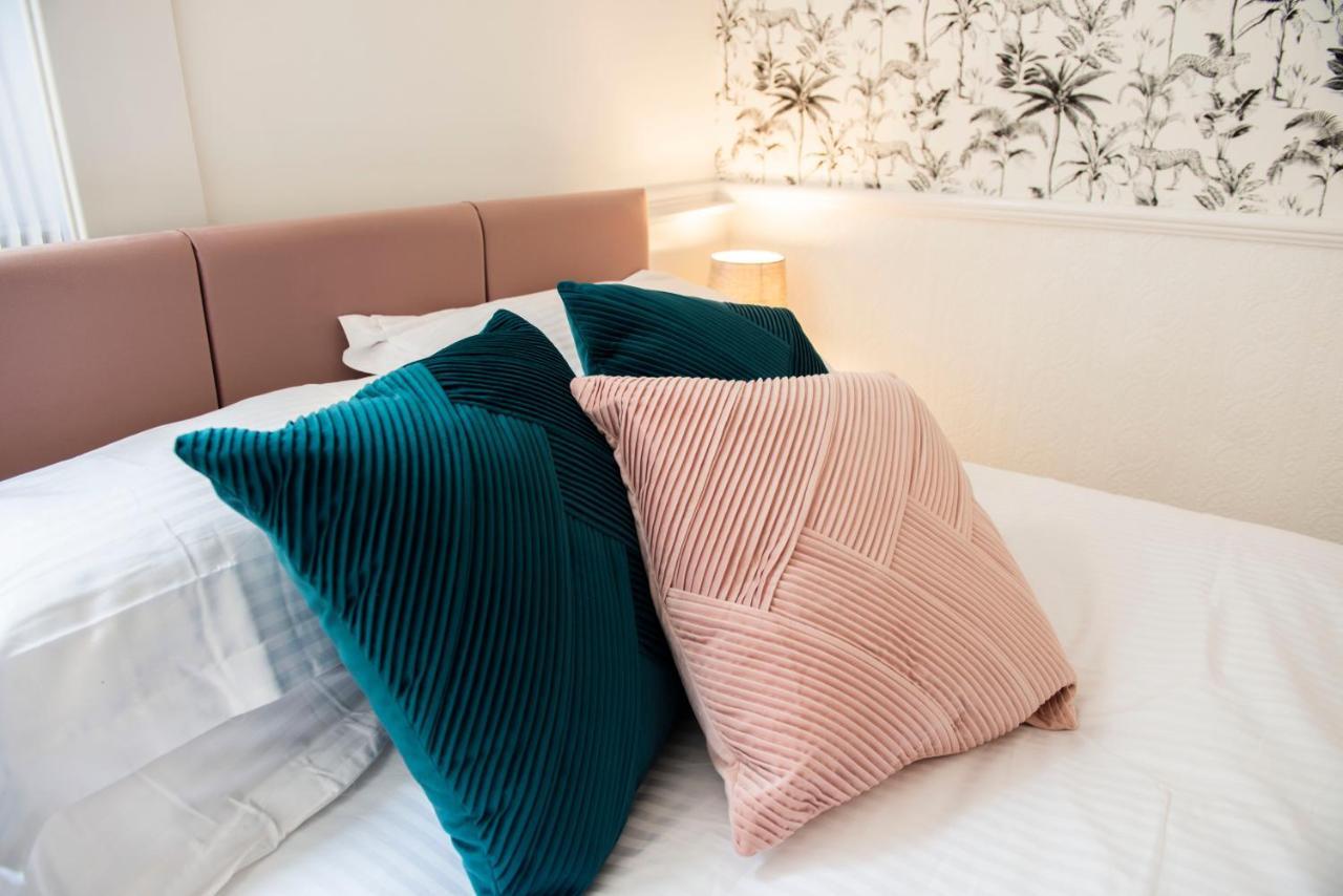 Charles Alexander Short Stay - Highcliffe Apartments คลีฟลีส์ ภายนอก รูปภาพ