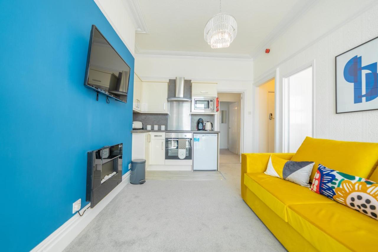 Charles Alexander Short Stay - Highcliffe Apartments คลีฟลีส์ ภายนอก รูปภาพ